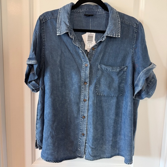 torrid Tops - NWT Torrid Size 0/L Blue Chambray Short Sleeve Button Down Shirt Rolled Sleeves